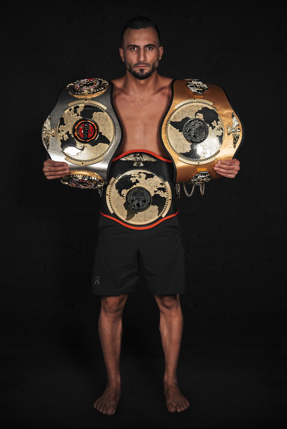Luan Rudaj mit seinen drei Muay Thai Weltmeistergürteln